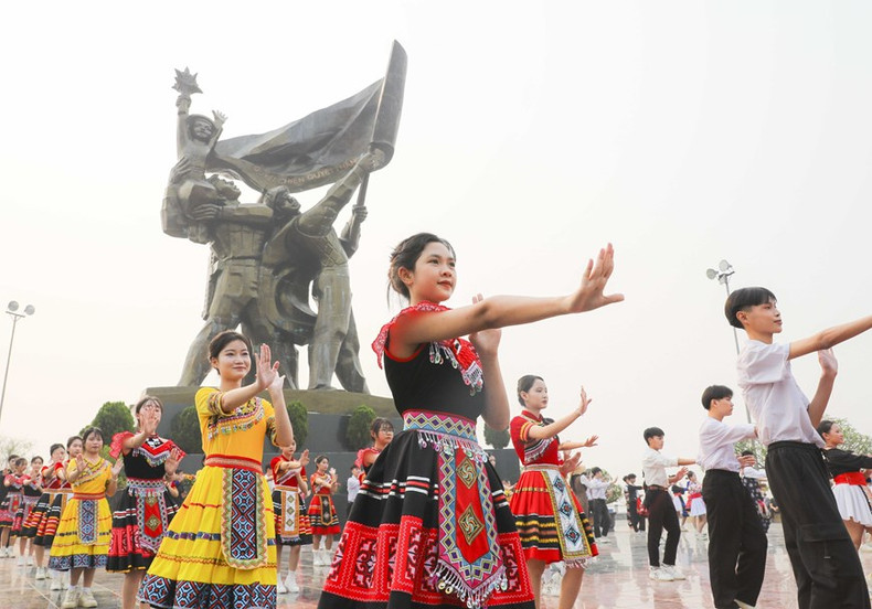Presentación de danzas folclóricas en el Monumento a la Victoria de Dien Bien Phu. Presentación de danzas folclóricas en el Monumento a la Victoria de Dien Bien Phu.