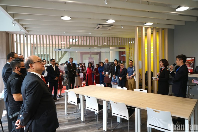 El centro, ubicado en la biblioteca de la Universidad de Ciencia y Tecnología de Hanói, está dotado de equipos y tecnologías modernos. (Foto: TRUNG HUNG) El centro, ubicado en la biblioteca de la Universidad de Ciencia y Tecnología de Hanói, está dotado de equipos y tecnologías modernos. (Foto: TRUNG HUNG)