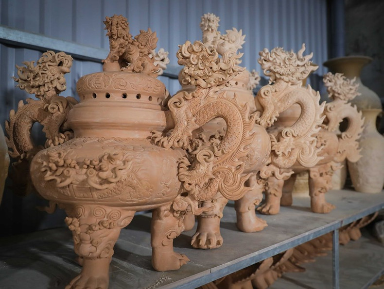 Después de darles forma, los productos cerámicos del quemador de incienso en forma de dragón se dejan secar en un lugar fresco. Después de darles forma, los productos cerámicos del quemador de incienso en forma de dragón se dejan secar en un lugar fresco.