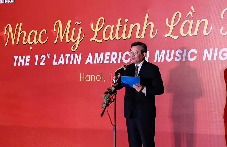 Nguyen Ngoc Ky, presidente de la Unión de Organizaciones de Amistad de Hanói, habla en la cita Nguyen Ngoc Ky, presidente de la Unión de Organizaciones de Amistad de Hanói, habla en la cita