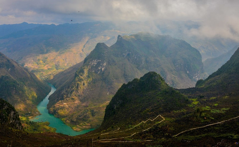 La belleza del río Nho Que entra en la poesía y deviene uno de los símbolos de Ha Giang. El río Nho Que se origina en la región montañosa de Nghiem Son (Yunnan, China) y fluye hacia Vietnam a través de las provincias de Ha Giang y Cao Bang. La belleza del río Nho Que entra en la poesía y deviene uno de los símbolos de Ha Giang. El río Nho Que se origina en la región montañosa de Nghiem Son (Yunnan, China) y fluye hacia Vietnam a través de las provincias de Ha Giang y Cao Bang.