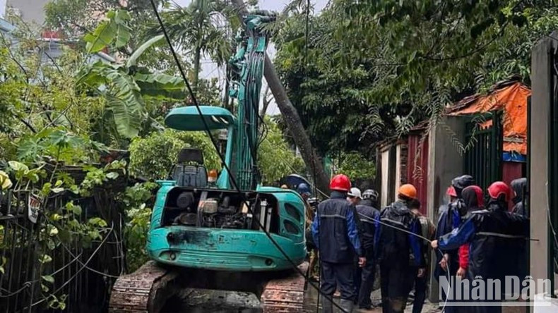 La policía de Vinh Phuc limpia los árboles derribados por la tormenta (Foto: Ha Hong Ha) La policía de Vinh Phuc limpia los árboles derribados por la tormenta (Foto: Ha Hong Ha)