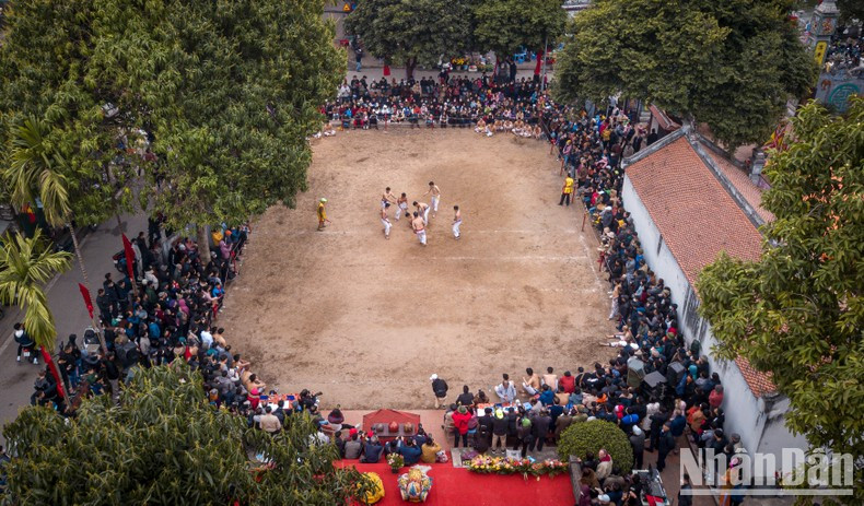 Los hombres de la localidad les gusta mostrar sus talentos en la fiesta tradicional en la casa comunal. Los hombres de la localidad les gusta mostrar sus talentos en la fiesta tradicional en la casa comunal.