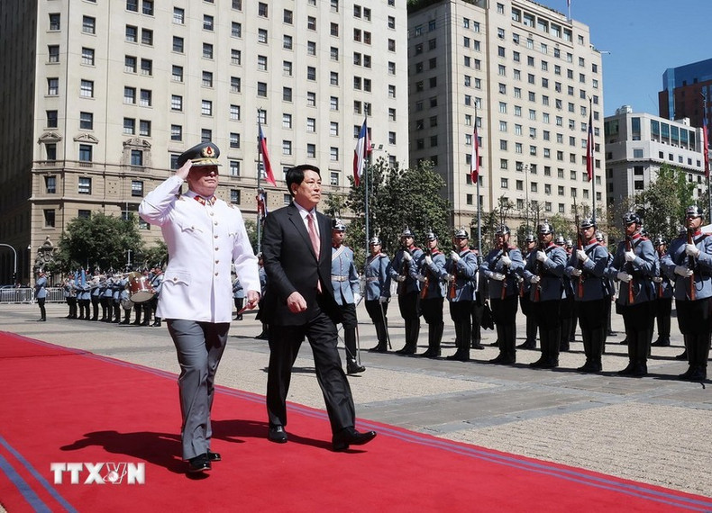 El presidente de Vietnam, Luong Cuong, pasa revista a la guardia de honor. El presidente de Vietnam, Luong Cuong, pasa revista a la guardia de honor.
