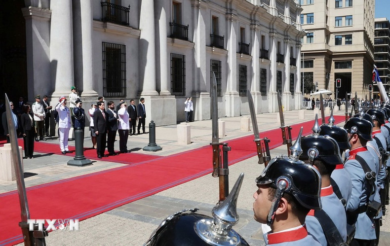 El presidente de Vietnam, Luong Cuong, y su similar chileno, Gabriel Boric, asisten a ceremonia de izamiento de la bandera. El presidente de Vietnam, Luong Cuong, y su similar chileno, Gabriel Boric, asisten a ceremonia de izamiento de la bandera.