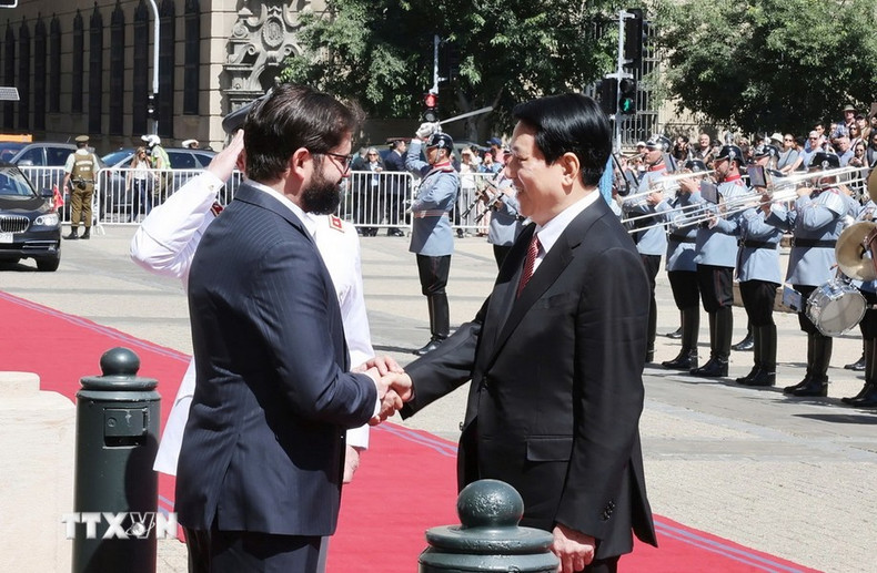 El presidente chileno, Gabriel Boric, recibe al jefe de Estado vietnamita, Luong Cuong. El presidente chileno, Gabriel Boric, recibe al jefe de Estado vietnamita, Luong Cuong.