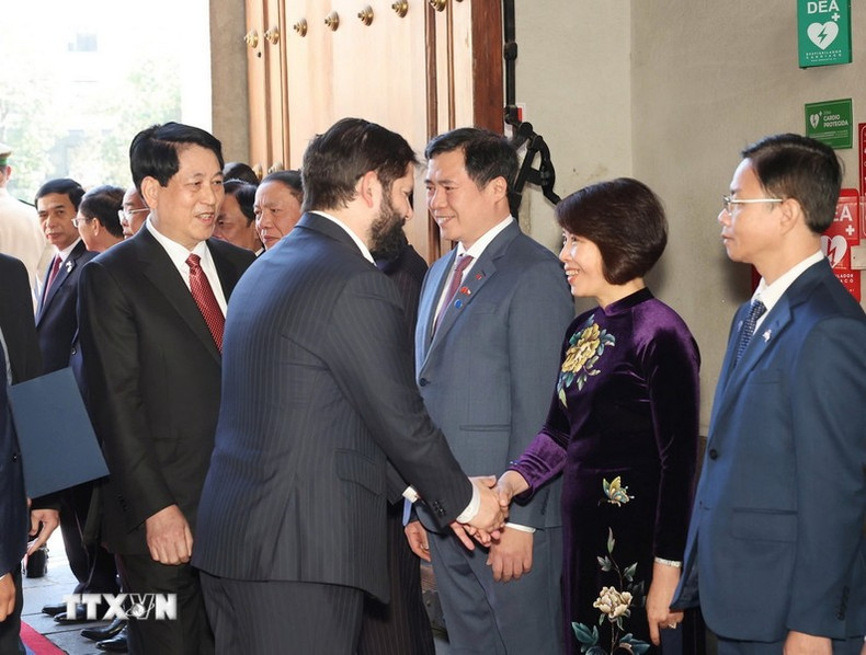 El presidente vietnamita, Luong Cuong, presenta a los miembros de la delegación. El presidente vietnamita, Luong Cuong, presenta a los miembros de la delegación.