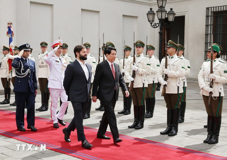 El presidente de Vietnam, Luong Cuong, y el su par chileno, Gabriel Boric, pasan revista a la guardia de honor. El presidente de Vietnam, Luong Cuong, y el su par chileno, Gabriel Boric, pasan revista a la guardia de honor.