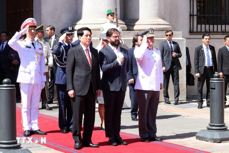El presidente de Vietnam, Luong Cuong, y su similar chileno, Gabriel Boric, asisten a la ceremonia de izamiento de la bandera. El presidente de Vietnam, Luong Cuong, y su similar chileno, Gabriel Boric, asisten a la ceremonia de izamiento de la bandera.