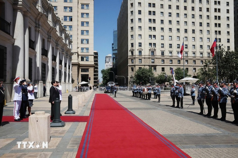 El presidente de Vietnam, Luong Cuong, y su homólogo chileno, Gabriel Boric, asisten a ceremonia de izamiento de la bandera. El presidente de Vietnam, Luong Cuong, y su homólogo chileno, Gabriel Boric, asisten a ceremonia de izamiento de la bandera.