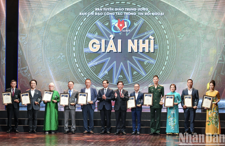 Los autores ganan el segundo premio. (Foto: Thanh Dat) Los autores ganan el segundo premio. (Foto: Thanh Dat)