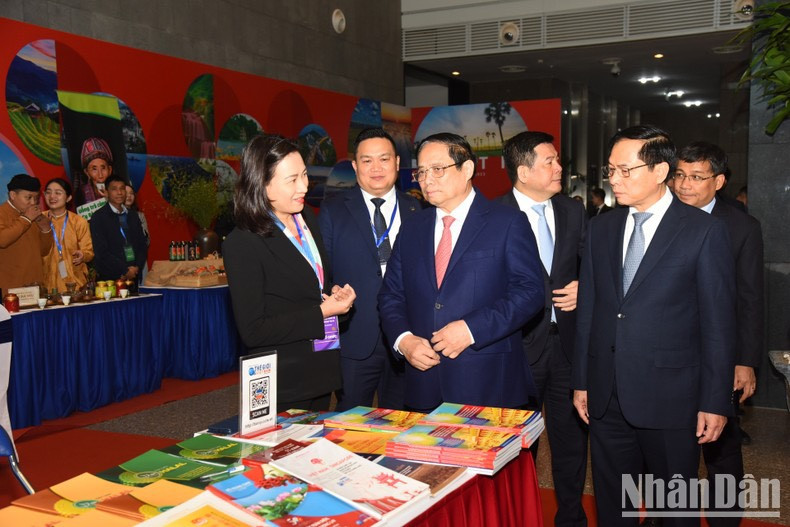 El premier vietnamita, Pham Minh Chinh, visita una exposición de libros y periódicos sobre las actividades diplomáticas del país. El premier vietnamita, Pham Minh Chinh, visita una exposición de libros y periódicos sobre las actividades diplomáticas del país.