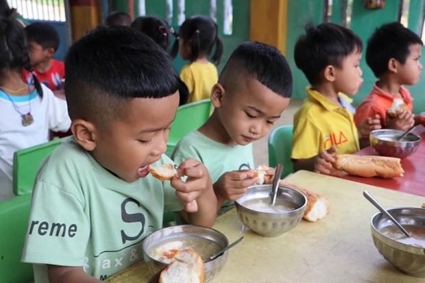 Comidas en el internado para estudiantes de la escuela de la aldea 4, comuna de Tra Thuy, distrito de Tra Bong, provincia de Quang Ngai. (Foto: VNA) Comidas en el internado para estudiantes de la escuela de la aldea 4, comuna de Tra Thuy, distrito de Tra Bong, provincia de Quang Ngai. (Foto: VNA)