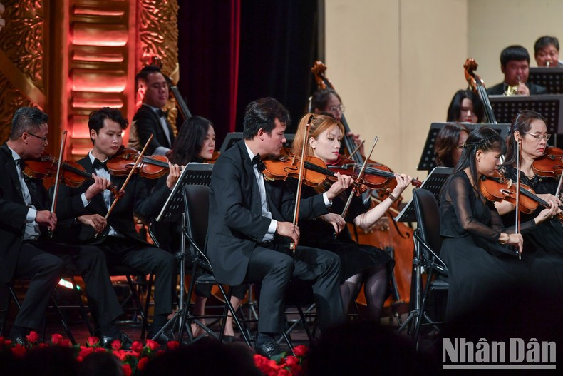 Artistas de la Orquesta Sinfónica de Vietnam en la noche musical. (Foto: Thanh Dat) Artistas de la Orquesta Sinfónica de Vietnam en la noche musical. (Foto: Thanh Dat)