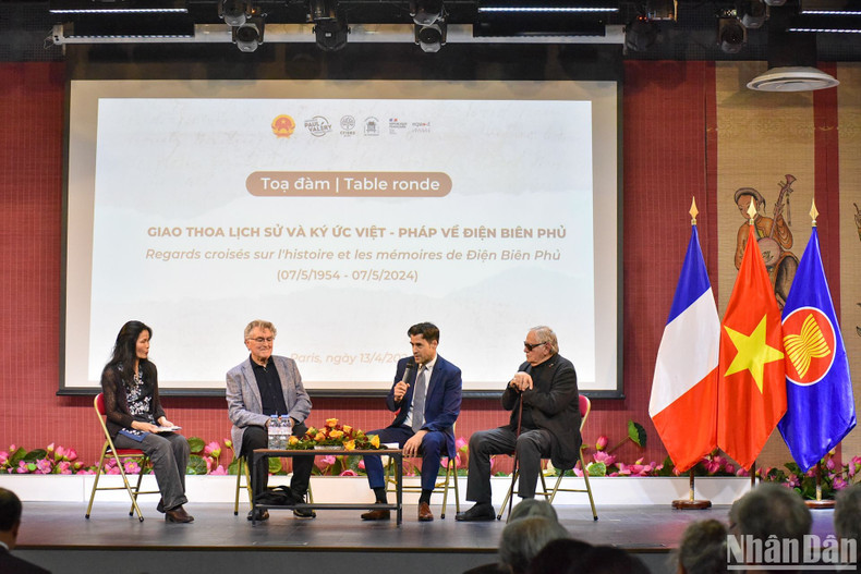 Los delegados en la mesa redonda comparten sus perspectivas sobre la batalla de Dien Bien Phu. (Foto: Nhan Dan)