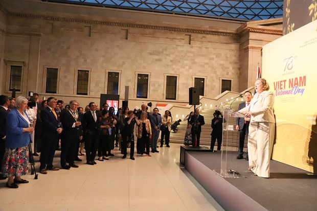 La secretaria de Estado del Ministerio de Relaciones Exteriores a cargo de la región del Indo-Pacífico, Anne-Marie Trevelyan, habla en una ceremonia con motivo del Día Nacional de Vietnam. (Foto: VNA)