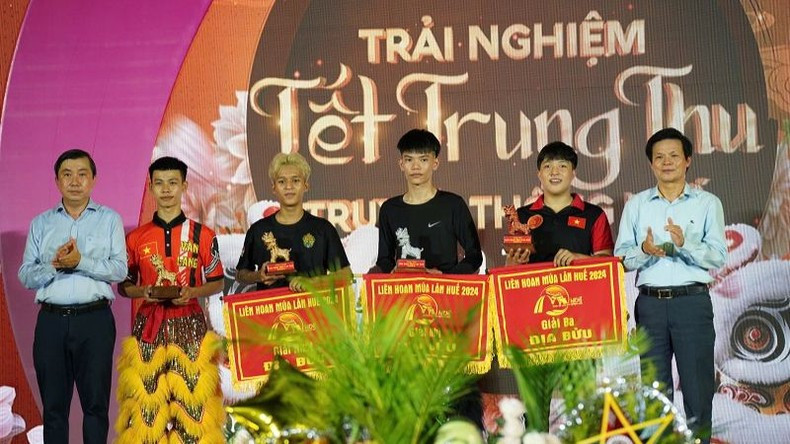 Ceremonia de entrega de premios del Festival de danza del león de Hue 2024. (Foto: Comité Organizador) Ceremonia de entrega de premios del Festival de danza del león de Hue 2024. (Foto: Comité Organizador)