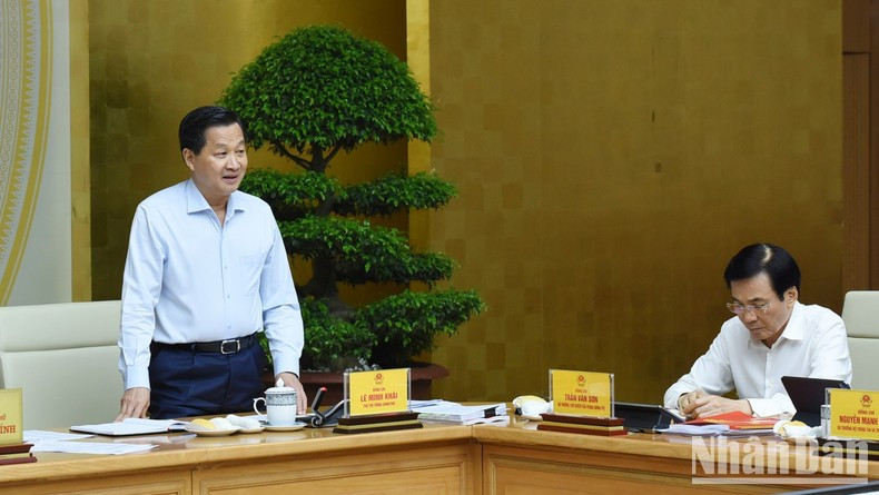 El viceprimer ministro Le Minh Khai modera la conferencia. El viceprimer ministro Le Minh Khai modera la conferencia.