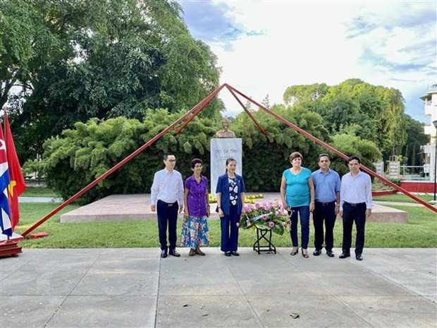 La delegación vietnamita rinde homenaje al Presidente Ho Chi Minh en un parque que lleva su nombre en La Habana. (Foto: VNA) La delegación vietnamita rinde homenaje al Presidente Ho Chi Minh en un parque que lleva su nombre en La Habana. (Foto: VNA)