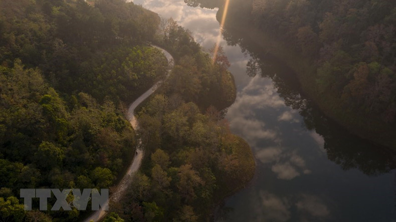 El lago de Ban Viet, situado en la comuna de Phong Chau, posee la belleza pacífica y romántica