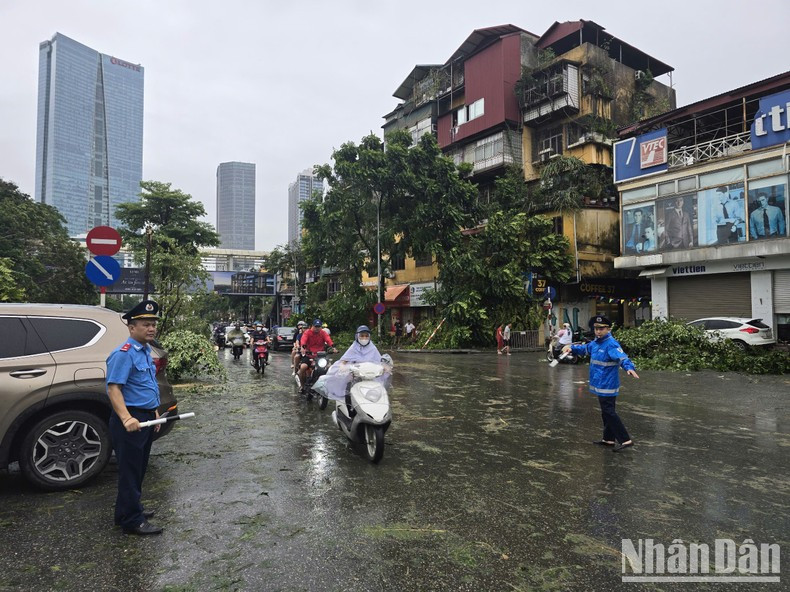 El Servicio de Transporte de Hanoi moviliza al cien por cien de su personal para responder a los incidentes de tráfico y coordinarse con las autoridades para gestionar las situaciones que afectan a la circulación de vehículos. (Foto: Trung Hieu) El Servicio de Transporte de Hanoi moviliza al cien por cien de su personal para responder a los incidentes de tráfico y coordinarse con las autoridades para gestionar las situaciones que afectan a la circulación de vehículos. (Foto: Trung Hieu)