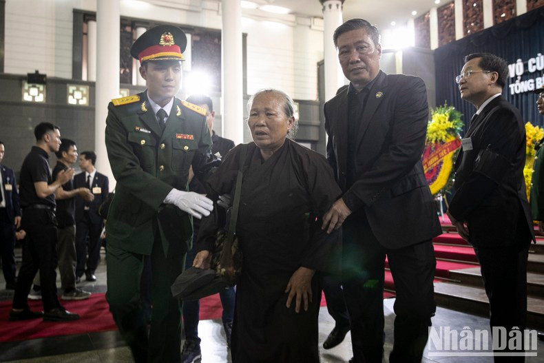 Muchos ancianos viene al funeral del secretario general Nguyen Phu Trong. Muchos ancianos viene al funeral del secretario general Nguyen Phu Trong.