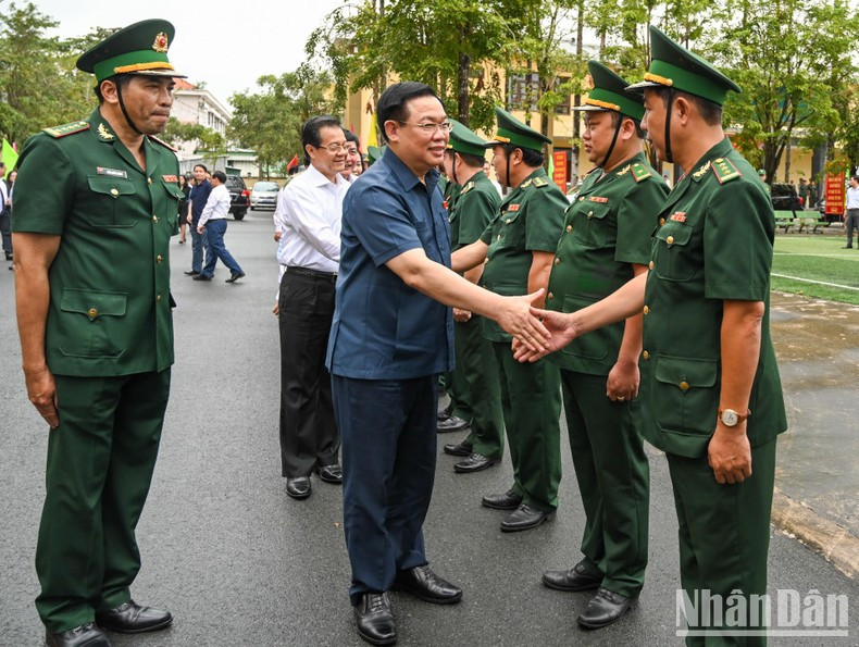 El presidente del Parlamento vietnamita, Vuong Dinh Hue, y oficiales del Alto Mando de la guardia fronteriza de An Giang