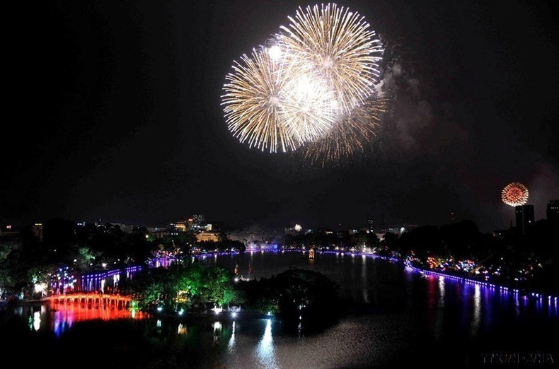 Fuegos artificiales para dar la bienvenida al nuevo año, en Nochevieja, en el lago Hoan Kiem (Hanói). Fuegos artificiales para dar la bienvenida al nuevo año, en Nochevieja, en el lago Hoan Kiem (Hanói).