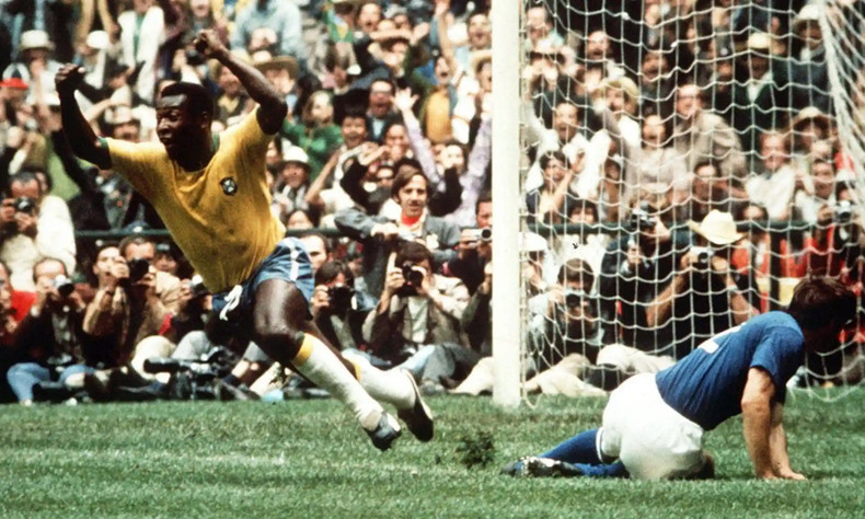 En 1970 fue la primera vez en que un partido de fútbol era transmitido en vivo por televisión. Bajo el brillante sol de México, las camisetas amarillas y los pantalones azul cobalto de Brasil deslumbraron al mundo... Fue la tercera vez que Brasil ganaba la Copa Mundial con un juego creativo y actuaciones dramáticas. Esta foto captura el momento en que Pelé celebró su primer gol en el minuto 18 de la final con una victoria de 4-1 sobre Italia. (Fotografía: Colorsport/Shutterstock) En 1970 fue la primera vez en que un partido de fútbol era transmitido en vivo por televisión. Bajo el brillante sol de México, las camisetas amarillas y los pantalones azul cobalto de Brasil deslumbraron al mundo... Fue la tercera vez que Brasil ganaba la Copa Mundial con un juego creativo y actuaciones dramáticas. Esta foto captura el momento en que Pelé celebró su primer gol en el minuto 18 de la final con una victoria de 4-1 sobre Italia. (Fotografía: Colorsport/Shutterstock)