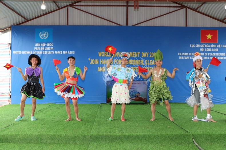 Desfile de moda del Cuerpo de Ingenieros del Ejército de Vietnam. Desfile de moda del Cuerpo de Ingenieros del Ejército de Vietnam.