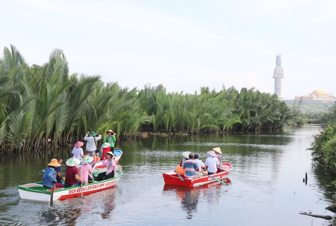 Los turistas visitan el bosque de palmeras de Nipa en la comuna de Tinh Khe, ciudad de Quang Ngai.