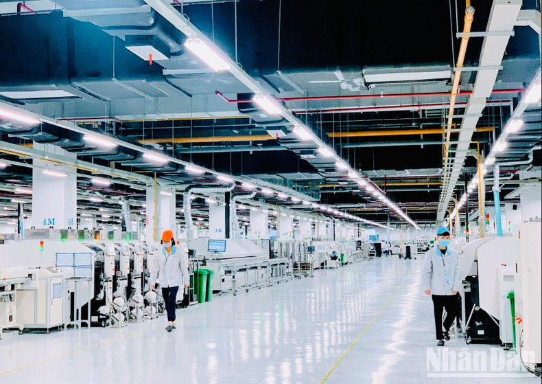 Producción de componentes electrónicos en fábricas de IED en la zona económica de Dinh Vu en la ciudad de Hai Phong. Producción de componentes electrónicos en fábricas de IED en la zona económica de Dinh Vu en la ciudad de Hai Phong.