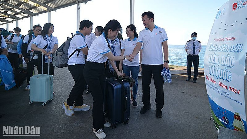 Recorrido de estudiantes por el mar y las islas de la Patria 2024 lleva a cientos de jóvenes a isla de Tho Chau ảnh 1 Recorrido de estudiantes por el mar y las islas de la Patria 2024 lleva a cientos de jóvenes a isla de Tho Chau ảnh 1