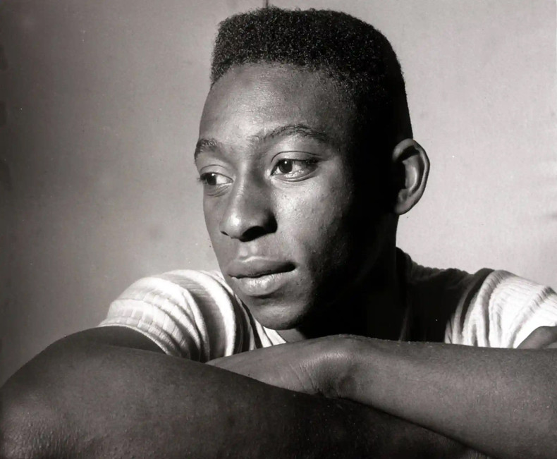 Es el único jugador en la historia en ganar tres Copas Mundiales, las de 1958, 1962 y 1970. Pelé es también uno de los cinco jugadores en anotar en dos finales de la Copa Mundial. Durante sus participaciones en torneos de esa envergadura marcó 12 goles en 14 partidos. Él es el máximo goleador de Brasil en todos los tiempos con 77 anotaciones, empatado con Neymar. (Fotografía: Getty Images) Es el único jugador en la historia en ganar tres Copas Mundiales, las de 1958, 1962 y 1970. Pelé es también uno de los cinco jugadores en anotar en dos finales de la Copa Mundial. Durante sus participaciones en torneos de esa envergadura marcó 12 goles en 14 partidos. Él es el máximo goleador de Brasil en todos los tiempos con 77 anotaciones, empatado con Neymar. (Fotografía: Getty Images)