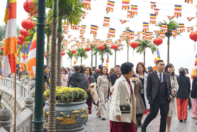 Ir al templo a adorar a Buda a principios de año se ha convertido en un rasgo cultural tradicional, un hábito en la vida espiritual de muchos vietnamitas.