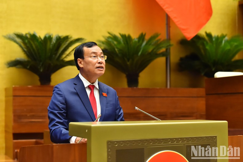 El jefe de la Comisión de Defensa y Seguridad de la Asamblea Nacional, Le Tan Toi, presenta un informe que explica, absorbe y revisa el proyecto de Ley de carreteras. El jefe de la Comisión de Defensa y Seguridad de la Asamblea Nacional, Le Tan Toi, presenta un informe que explica, absorbe y revisa el proyecto de Ley de carreteras.