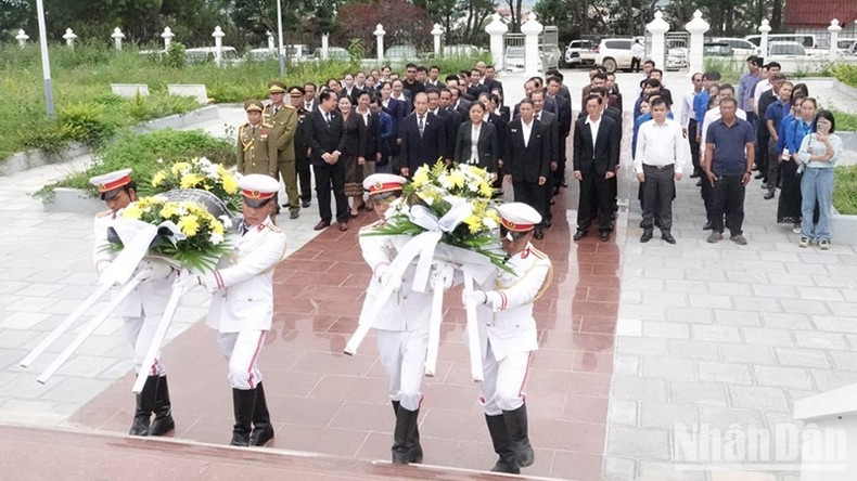 Los asistentes ofrecen coronas de flores en la reliquia de la alianza Laos-Vietnam. (Foto: Hai Tien) Los asistentes ofrecen coronas de flores en la reliquia de la alianza Laos-Vietnam. (Foto: Hai Tien)