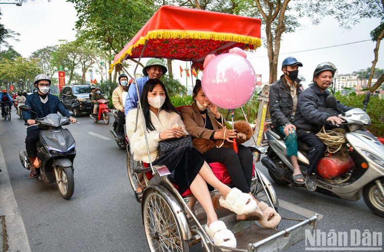 Viajar por Hanói en ciclo al atardecer también es una experiencia interesante estos días.