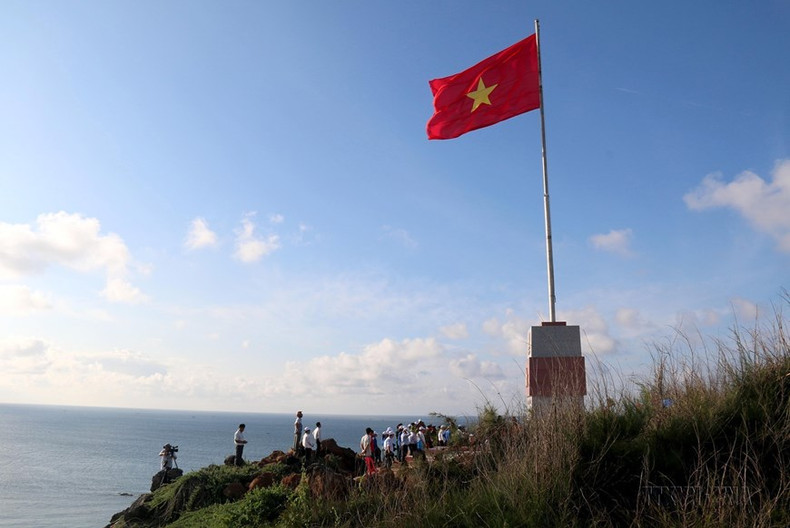 El asta de bandera nacional en la isla de Phu Quy, provincia de Binh Thuan. El asta de bandera nacional en la isla de Phu Quy, provincia de Binh Thuan.