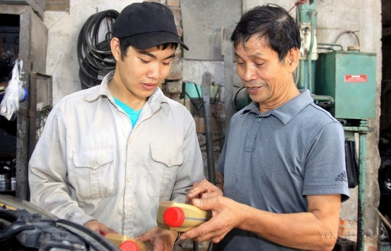 Vu Van Tinh, un inválido de guerra en la comuna de Hoang Dieu, ciudad de Thai Binh, ha desarrollado una producción que crea empleos para los hijos de inválidos de guerra discapacitados y soldados retirados en la zona, con un salario mensual de 3,5 millones de dong (140 dólares).