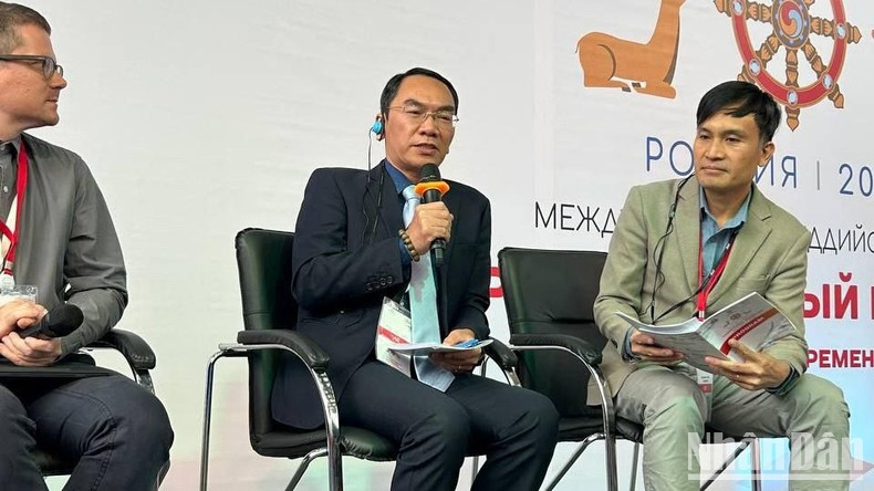 El Profesor Asociado y Dr. Chu Van Tuan, Director del Instituto de Estudios Religiosos de la Academia Vietnamita de Ciencias Sociales, interviene en el debate en grupo. (Foto: Comité Organizador)