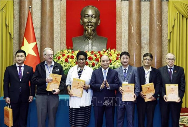 El presidente vietnamita, Nguyen Xuan Phuc, entrega obsequios a los delegados que asisten al 22º Congreso del Consejo Mundial de la Paz. (Fotografía: VNA) El presidente vietnamita, Nguyen Xuan Phuc, entrega obsequios a los delegados que asisten al 22º Congreso del Consejo Mundial de la Paz. (Fotografía: VNA)