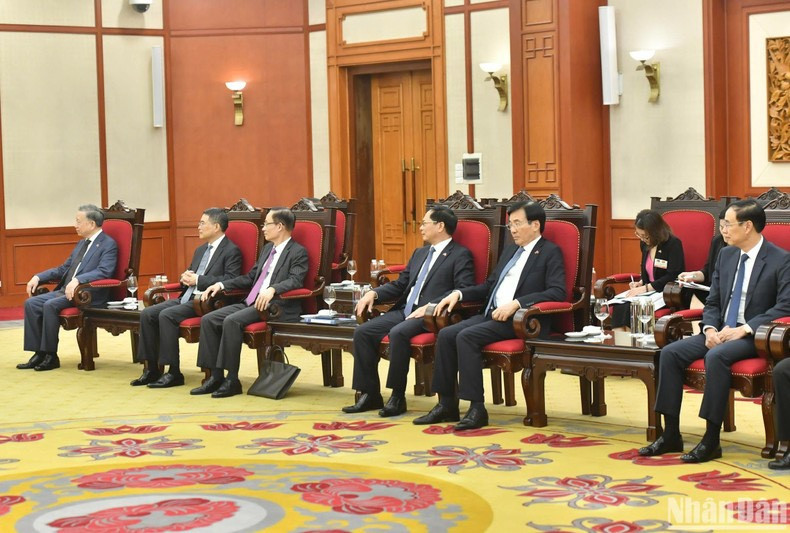 Delegados vietnamitas en el acto.