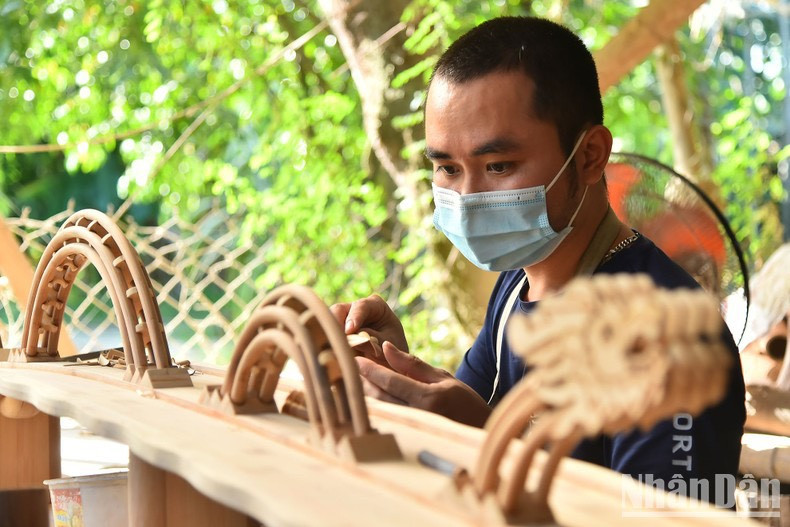 La elaboración de bambú es un arte que requiere creatividad y talento. Con manos hábiles, convierten las tiras de bambú en obras de arte espirituales. La elaboración de bambú es un arte que requiere creatividad y talento. Con manos hábiles, convierten las tiras de bambú en obras de arte espirituales.