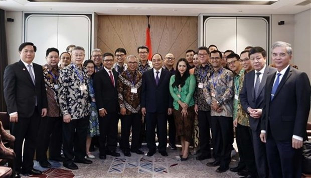 El presidente Nguyen Xuan Phuc toma foto con la delegación de la Asociación de Amistad Indonesia-Vietnam. (Fotografía: VNA)