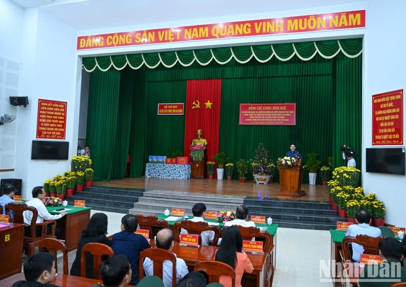 El dirigente parlamentario extiende mejores deseos del Tet a hogares pobres y las familias que reciben asistencia social, miembros de minorías étnicas y trabajadores desfavorecidos.