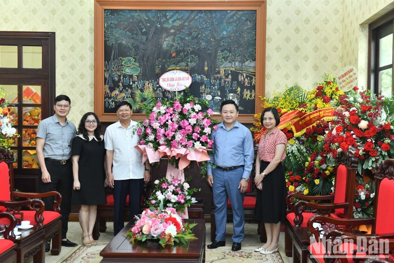 Una delegación de la Confederación General del Trabajo de Vietnam felicita a Nhan Dan. (Foto: Dang Khoa)