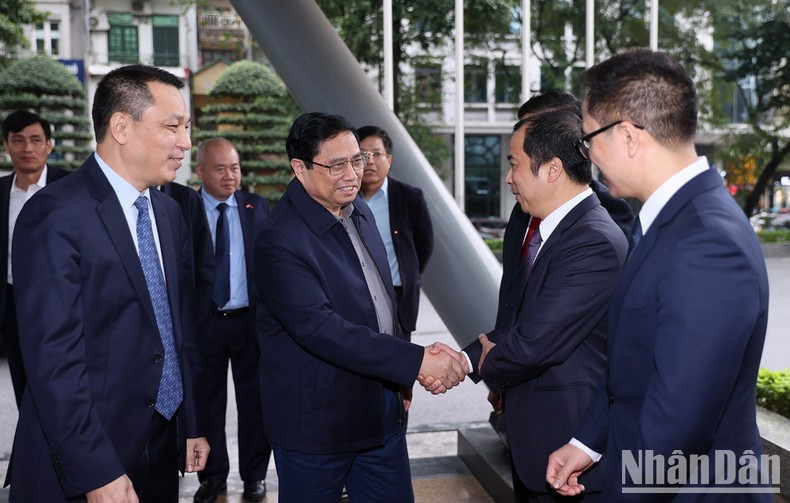 El primer ministro Pham Minh Chinh se reúne con la Corporación de Electricidad de Vietnam.