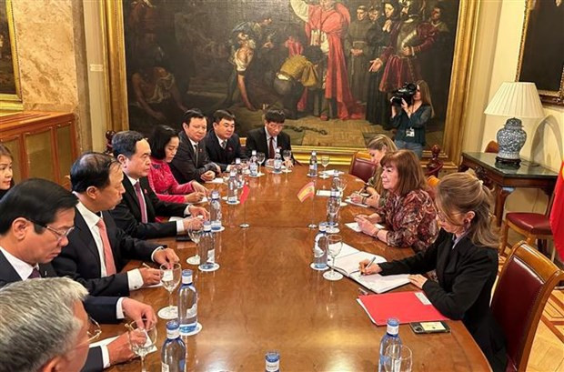 El vicepresidente permanente de la Asamblea Nacional de Vietnam, Tran Thanh Man, sostuvo conversaciones con la vicepresidenta del Senado español, Cristina Narbona (Foto: VNA) El vicepresidente permanente de la Asamblea Nacional de Vietnam, Tran Thanh Man, sostuvo conversaciones con la vicepresidenta del Senado español, Cristina Narbona (Foto: VNA)