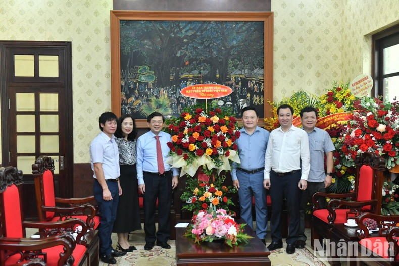 Una delegación del Comité Central del Frente de la Patria de Vietnam visita el periódico en la ocasión. (Foto: Dang Khoa)
